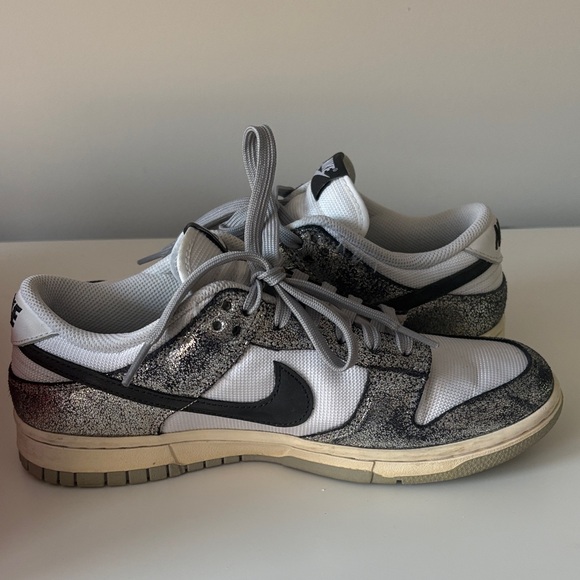 Nike Women’s White and Silver Dunks. Size 9 - Picture 2 of 6
